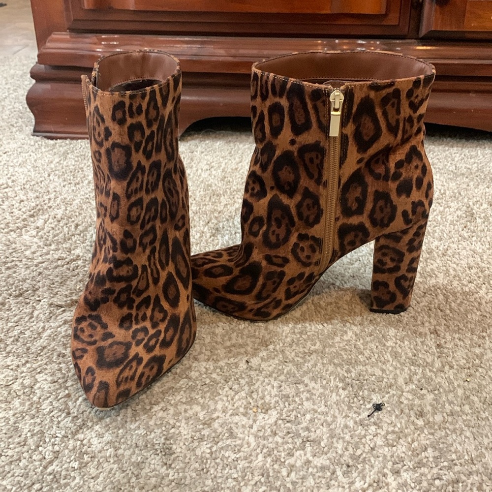 ShoeDazzle - leopard print -2in heels - sz 8.5